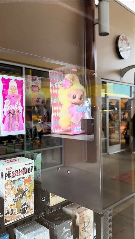 elevator vending machine fragile items wine bottles blind boxes cakes displayed inside machine channels